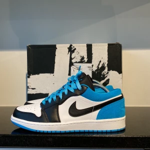 Jordan1 - 💯Helt nya air jordan 1 Low SE blue laser ny pris 3400kr 👟feta skor till sommaren ✅ låda kommer med 🚚 pris kan diskuteras  