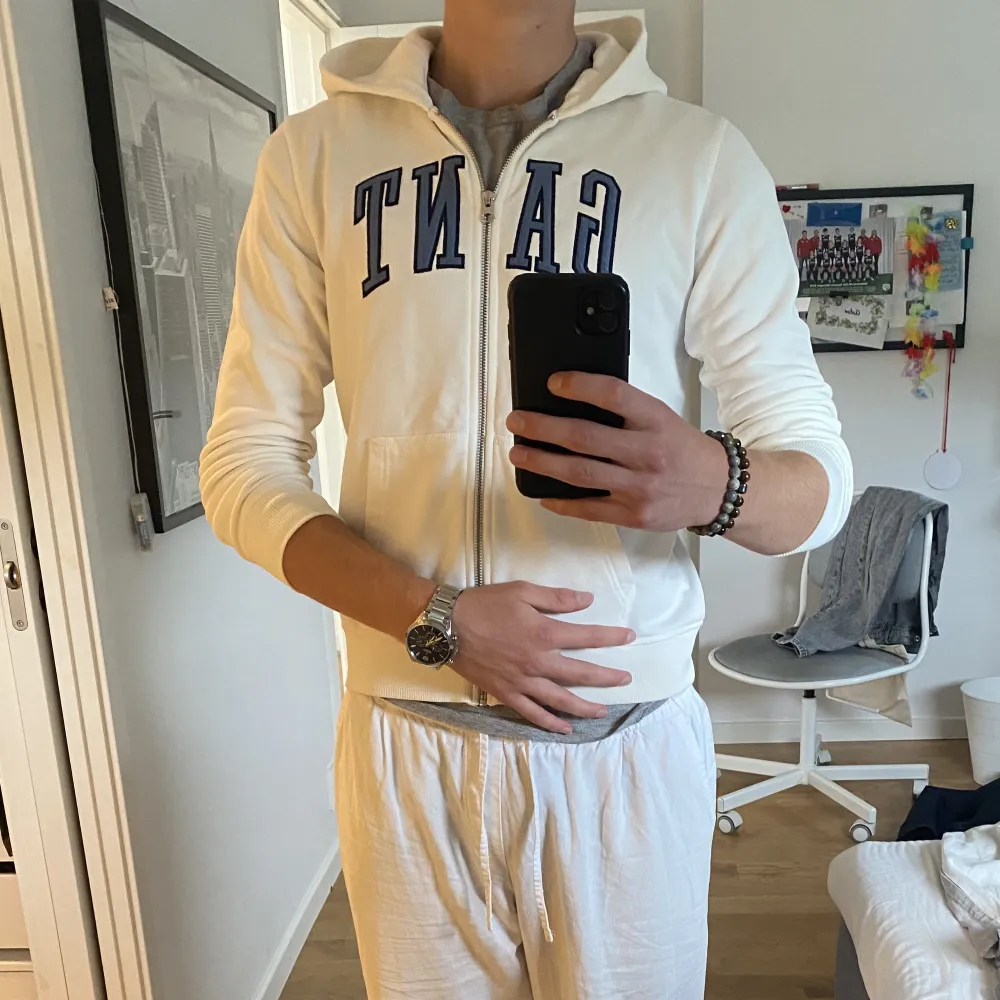 Jag säljer nu min gant zip då den är för liten. Super fin använd max 5 gånger. Skick: 10/10 Nypris: 1400. Hoodies.