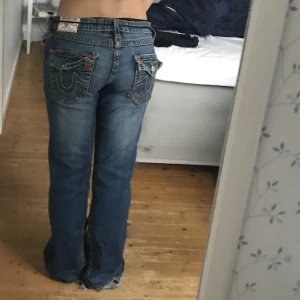 True religion - Vintage true religion jeanslowrise flare jeans. Bra skick, säljer för att jag behöver pengar tyvär): Pris kan diskuteras. kontakta för mått!!!