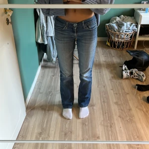 Lågmidjade jeans - Ett par jättesnygga och bekväma jeans från Levi’s. Lågmidjad mpassform. Storlek 27 vilket jag skulle säga motsvarar en S! 💙