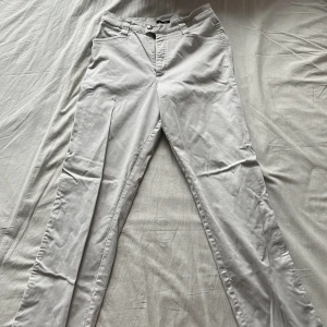 Vita jeans - Mycket bra skick, nästan aldrig använda
