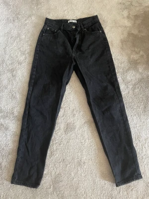Svart/grå mom-jeans - Knappt använda slim mom-jeans