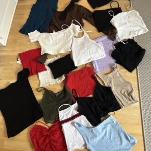 Toppar/paket Xs-s - Toppar i storlek XS-S. Vissa helt nya medans vissa mer använda.  150kr för alla :)  Finns i Linköping, kan frakta men köparen står för frakten. 