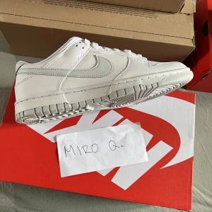 Dunk Low Retro 'Pure Platinum'  - Endast sälj!!!  Helt nya / Äkta skor Original låda och kvitto medföljer. Skriv om du har frågor om priset, flera bilder, etc. Va inte blyg ☺️