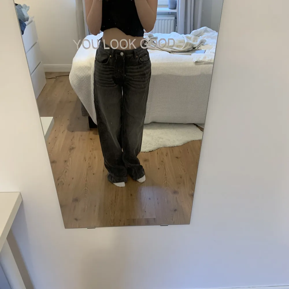 Mörkgråa oversized jeans från gina tricot. (Boyfriend jeans om jag minns rätt?)☺️ storlek 32, men jag hade 34 i vanliga fall när dessa passade mig.. Jeans & Byxor.