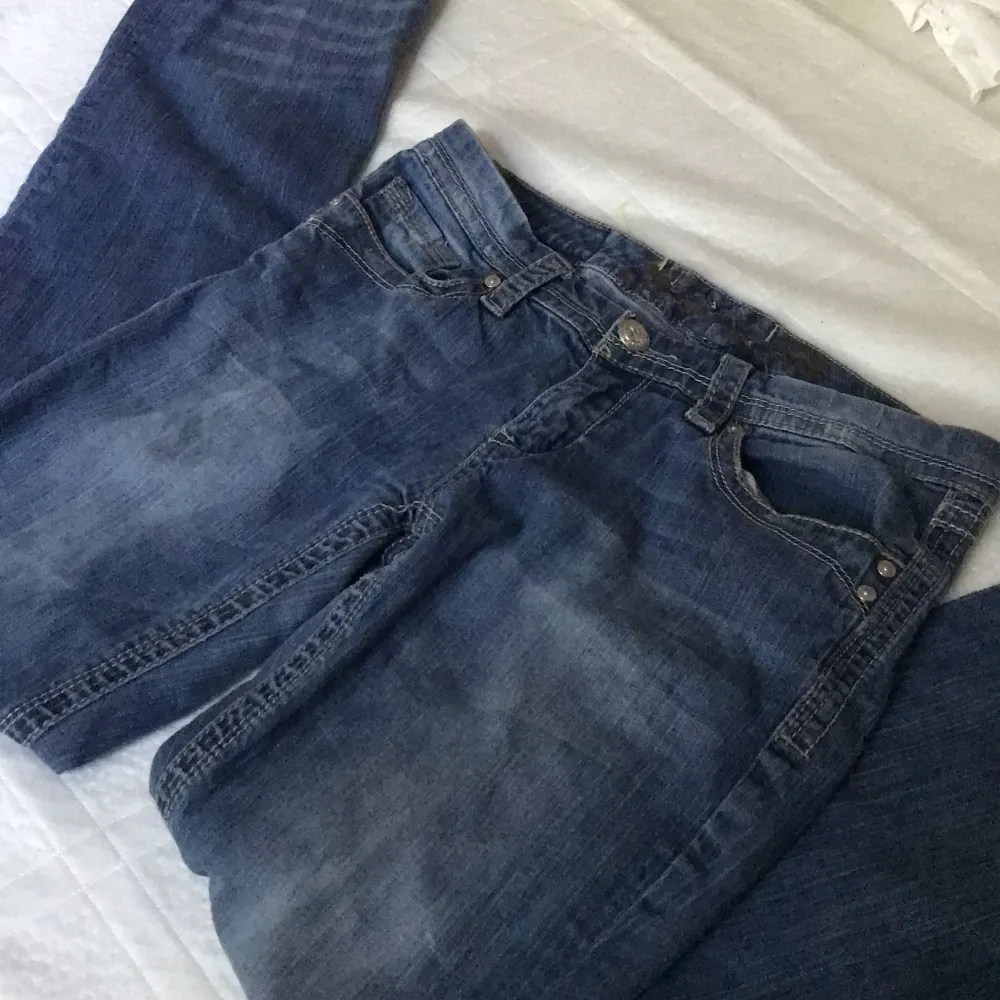 Skit snygga lågmidjade bootcut jeans som tyvärr inte passar mig. Perfekta om du är runt 160! Märket är seven7. Kan mötas upp i Stockholm. Skriv om intresserad❤️❤️❤️. Jeans & Byxor.