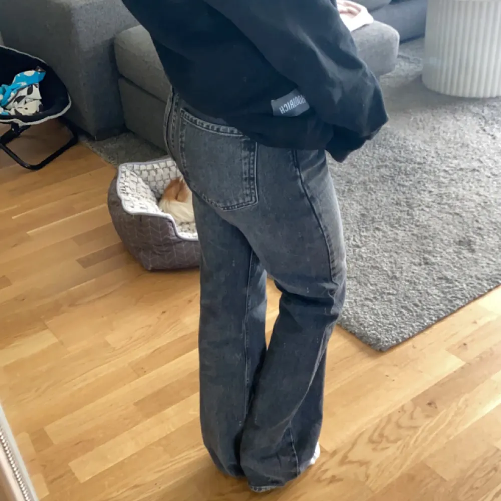 Mörkgråa flare jeans i storlek 34 som inte sitter jätte bra på mig så det är därför jag säljer dom!. Jeans & Byxor.