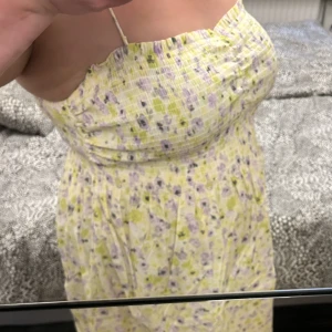 Maxiklänning blommig XL ny  - Blommig maxiklänning ny med prislapp storlek XL