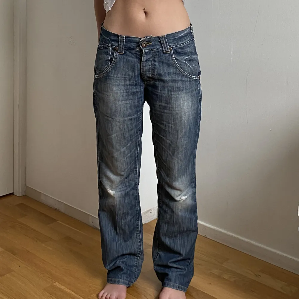Blå jeans med broderi på fickorna, s/m😊kan skicka midjemått och längd vid intresse🥰. Jeans & Byxor.