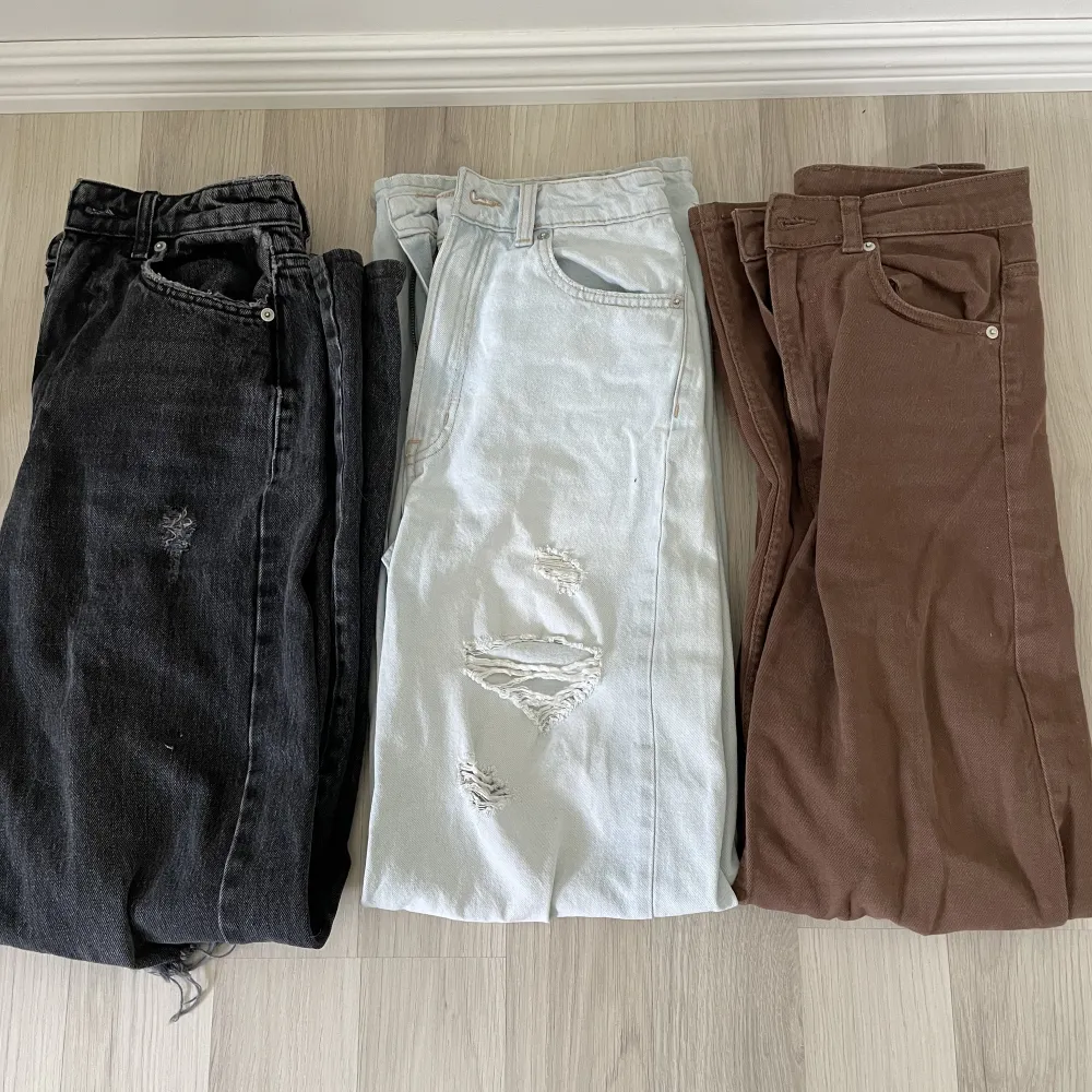 Tre par hägmidjade jeans! De svarta är från Gina Tricot och de andra två från h&m. 100 kr styck för de svarta och ljusa, och 60 för de bruna. Eller alla tre för 200!💓. Jeans & Byxor.