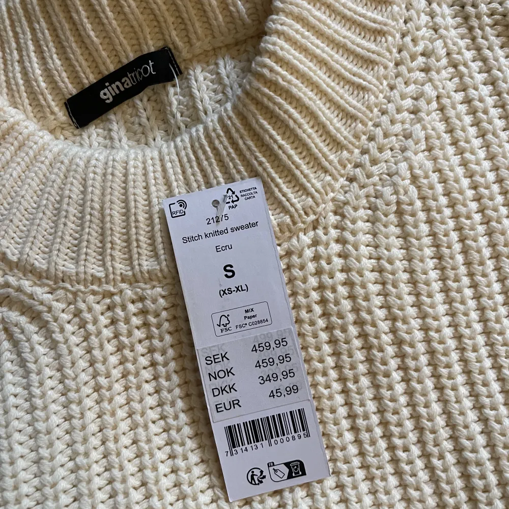 Helt ny stickad tröja från Gina tricot som jag endast provat, den har lappen kvar💕 Nypris 460kr. Stickat.
