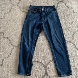 Weekday jeans Barrel - Hej! Jag säljer mina weekday jeans eftersom jag inte använder dem längre. Bra skick men såklart använda, inga fläckar. Modellen heter barrel. Pris kan diskuteras vid snabb affär