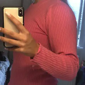 Ribbad fin tröja (starkare rosa irl)🩷 Kom privat för mer info! Köpare står för frakt🙂
