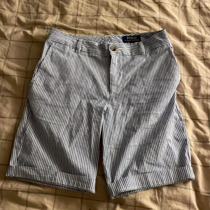 Ralph Lauren shorts - Säljer mina Ralph Lauren shorts då de är för småa. Väldigt bra skick, inte så använda. De är bra för år 11-14. Köptes för ca 800 kr på rea (1200 utan rea), säljer för 250 kr.