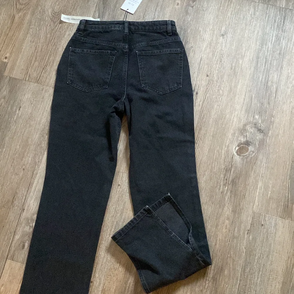 Helt oanvända jeans med slits från nakd, prislapp kvar!. Jeans & Byxor.