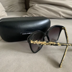 Dolce&Gabbana solglasögon  - Svarta med guldiga detaljer. Fint skick! 🫶