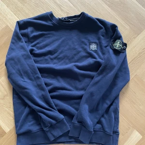 Stone island  - Stone island tröja som min mamma köpte av hennes kompis så har inget bevis på att den är äkta men tror att den är det.