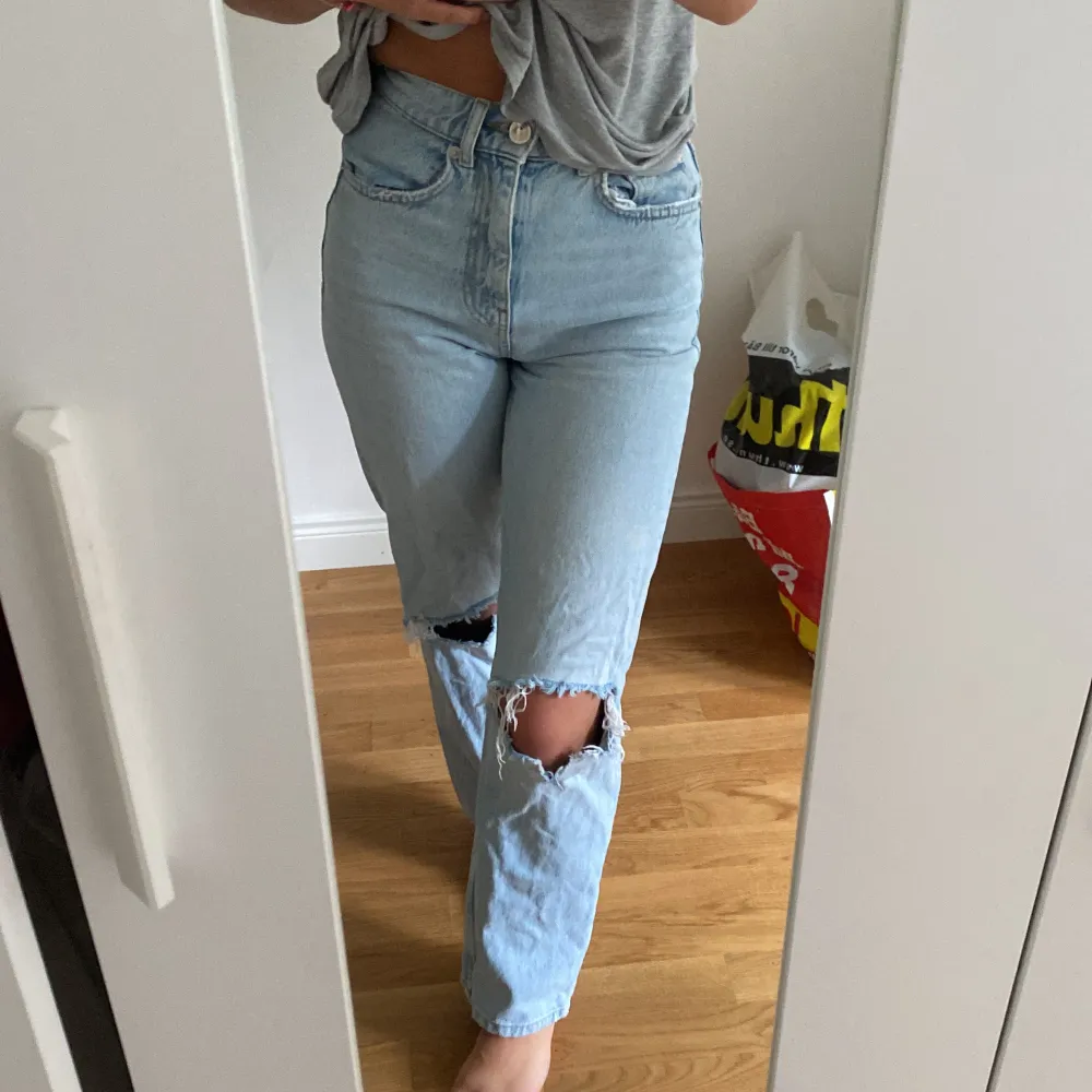 Säljer dessa fina jeans från Gina som tyvärr är försmå för mig💙 storlek 30. Jeans & Byxor.