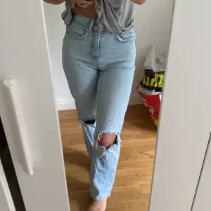 Säljer dessa fina jeans från Gina som tyvärr är försmå för mig💙 storlek 30