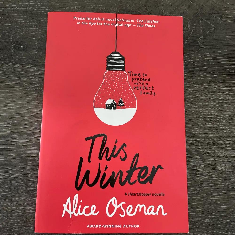 This Winter av Alice Oseman, en novell som handlar om Nick and Charlie från Heartstopper, läst en gång så inga skador på boken!. Accessoarer.