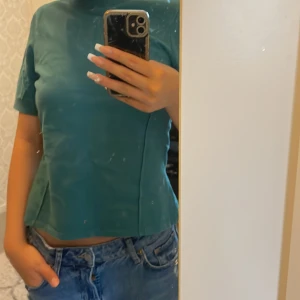 tshirt - säljer denna super fina grönish tröja från NA-KD i storleken s men passar även xs, använd fåtal gånger och har superskick 💓💓