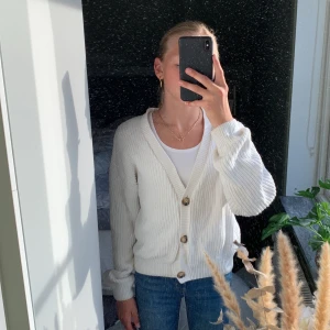 Stickad tröja - Säljer denna vita stickade tröja för att jag redan jag många liknande. Den har tre knappar och går mycket bra att både ha öppen och stängd. Tryck gärna på ”köp nu” knappen eller kontakta mig. 