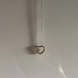 Halsband - Så fint halsband från Snö, aldrig använt!🤍