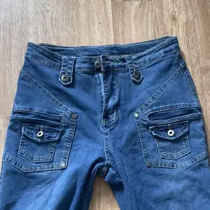 feta y2k jeans oanvända, stretchiga material. Passar mellan 36-38 midjemått 38 cm tvärsöver 