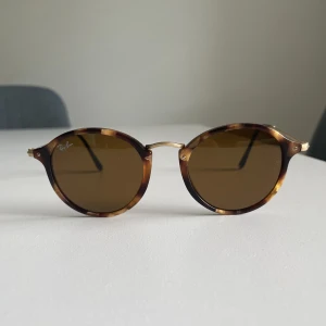 Ray-Ban solglasögon  - Säljer nu ett par Ray-Ban solglasögon. Modell RB 2477. Nyskick, är oanvända. 