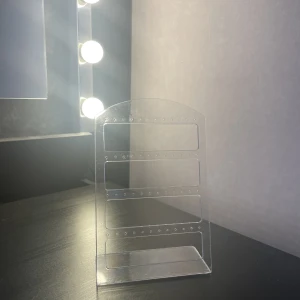 Smyckes hållare  - Snyggt sätt att förvara alla sina örhängen gjord i plast 