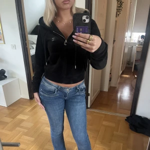 Juicy Couture hoodie  - Superfin Juciy hoodie med diamanttryck på ryggen i storlek M!