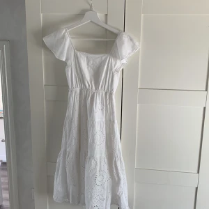Vit sommar klänning  - En jätte fin vit sommarklänning som kommer ifrån Zara. Knappt använd, är dock för liten för mig💗