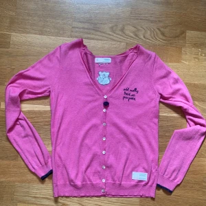 Odd Molly kofta - Rosa Odd Molly kofta/tröja i bomull. Har detaljer på både fram och baksida.