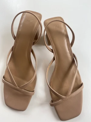 Fina sandaler/klackar  - Beige sandaler/klackskor i nyskick. Sköna och bra klack att gå i. Lite för stora för mig. 