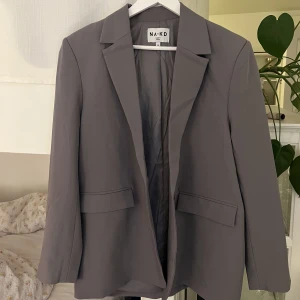 Grå oversize kavaj dam, storlek M - En grå kavaj från NA-KD som är oversize. Storlek M. Aldrig använd. 