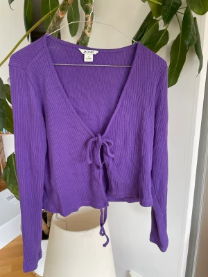 Monki tröja - En lila tröja som är nästa oanvänd 