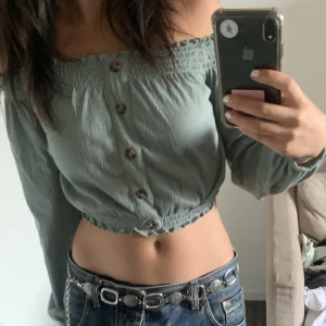Off shoulder topp - Gullig off shoulder i grönt med knappar på! Kommer inte till användning längre.