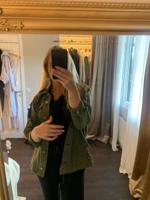Jeans Jack  - Säljer min jätte fina mörkgröna jeans jacka köpt på sellpy. Jackan är i storlek S men passar även en M!! (Skriv för mer bilder) ❤️❤️