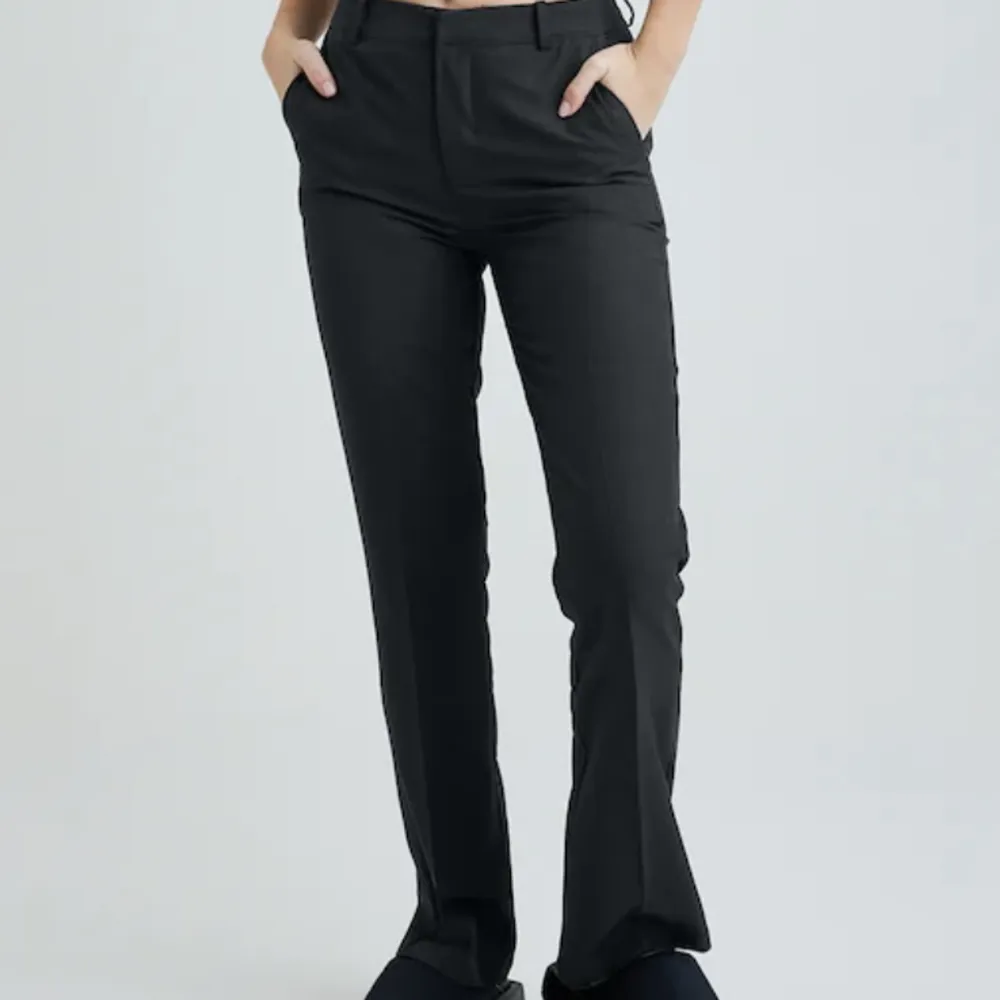 Kostymbyxor från bikbok, storlek 36, oanvända, säljer pga av fel storlek och borttagen prislapp🌸. Jeans & Byxor.