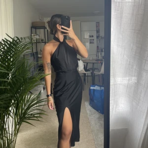 Cocktail klänning  - En snygg och bekväm klänning från NA-KD! Lätt och uppklädd klänning som använts ett fåtal gånger. Öppen i ryggen!