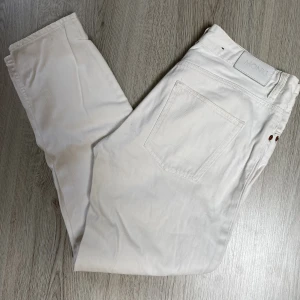 Jeans - Vita jeans från Monki med tajt fit. Säljer då de ej passar mig. I gott skick! Stl 26