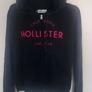 Marinblå hoodie från Hollister i bra skick. Tight i storleken