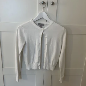 Vit kofta - Vit tunt stickad kofta