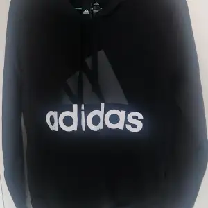 Svart hoodie Adidas i mycket bra skick. Normal i storlek