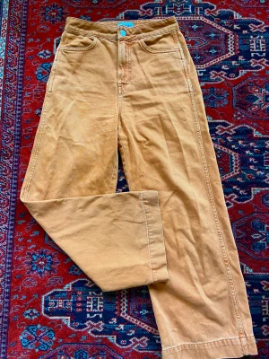 Orangea Jens storlek 34  - Snygga vida Denims från Weekday. Fick retuschera första bilden för kamrarna ville inte få med den mörka orangea färgen, andra bilden är mer så som dom ser ut🌸
