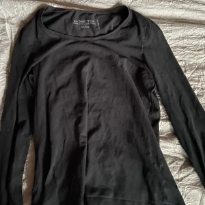 Basic svart tröja  - Det är en helsvart långärmadtröja utan några tryck, använt några gånger, Inga fel på tröjan så som hål eller märken/fläckar på den, är i ny skick. Köpt på Kappahl för 180 kr säljer för 20 frakt ingår inte i priset. 