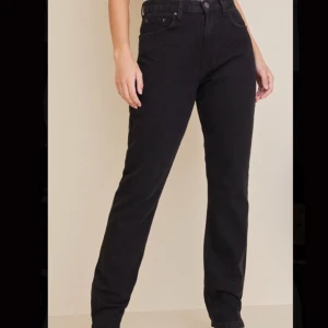 Jeans - De här fina byxorna från Nelly kommer tyvärr inte till någon användning då de är för stora för mig. Har använt de en gång och inte mer.  Köpte de för 600 kr säljer för 350 kr. Pris kan diskuteras. Jeansen+frakt