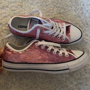 Rosaglittriga låga converse - Supersöta rosaglittriga låga converse i storlek 37,5 som passar en 38. Endast använda 1 gång🥰💕