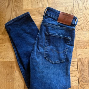 Jack&Jones Jeans - Säljer dessa schysta Jack&Jones jeans (straight) då de aldrig kom till användning mycket alls. Använda ca 2-3 gånger. Skicket är som nytt. Nypris ligger runt 700kr. Generöst pris då jag vill bli av med de! 
