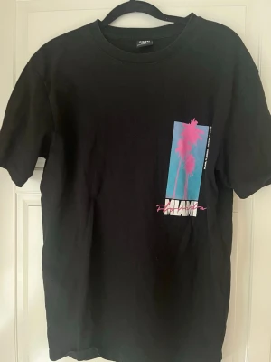 Svart t-shirt  - S